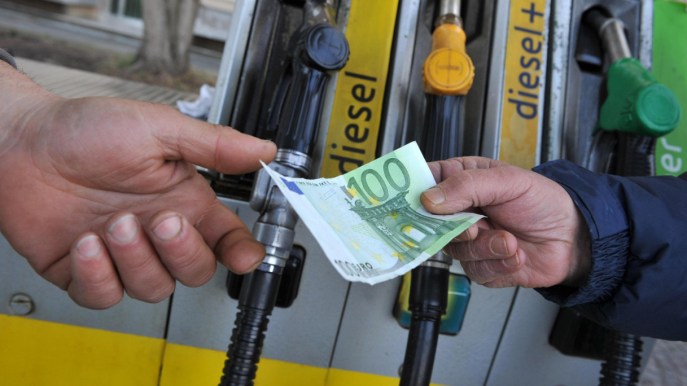 Il diesel costa più della benzina, prezzi dei carburanti alle stelle