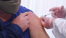 Vaccino Pfizer, nuovo effetto collaterale: cos’è la paralisi facciale di Bell