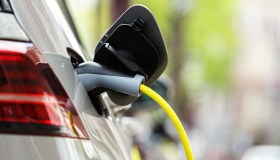 Auto elettriche, il paradosso della svolta “green”: quanto costerà di più una ricarica