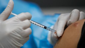 Vaccino Covid, come cambia l'efficacia per gli over 80