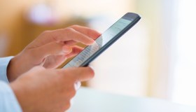 Spopolano le truffe dei finti sms svuota conto e credito: ecco come riconoscerle