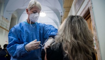 Europa verso l’obbligo vaccinale: multe fino a 7.200 euro per i no vax