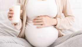 Mamma positiva, il virus si può passare in caso di allattamento? La nuova scoperta