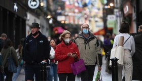 Contatto a basso rischio con un positivo, nuove regole: cosa si intende e cosa fare
