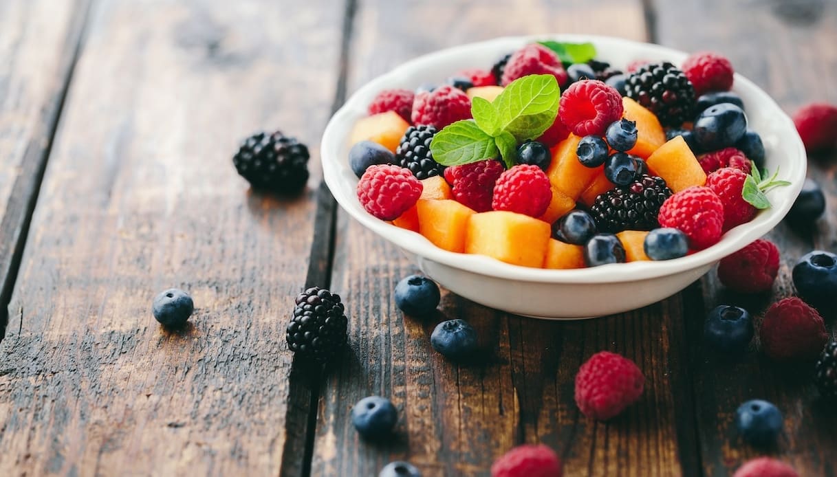 Attenzione ai pesticidi a tavola: i cibi che ne contengono di più