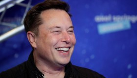Elon Musk vuole “impiantarci chip nel cervello”? Cosa c’è di vero