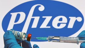 Vaccino Pfizer, la bufala sull’eccipiente cancerogeno per l’uomo