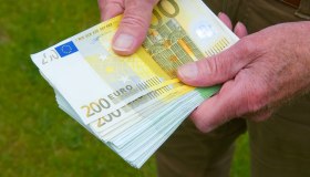 Pensioni, ipotesi uscita a 64 anni: come funziona e quanto conviene