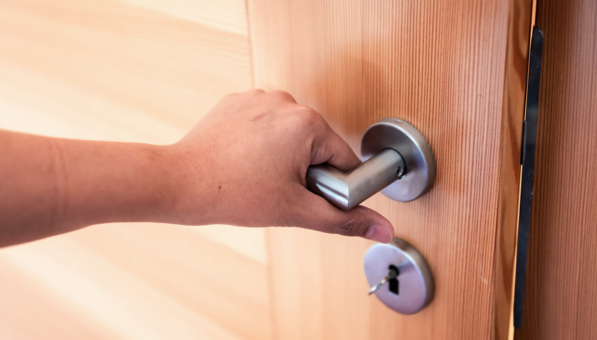 Covid nell’acqua del rubinetto, ecco l’ultima truffa: chi rischia