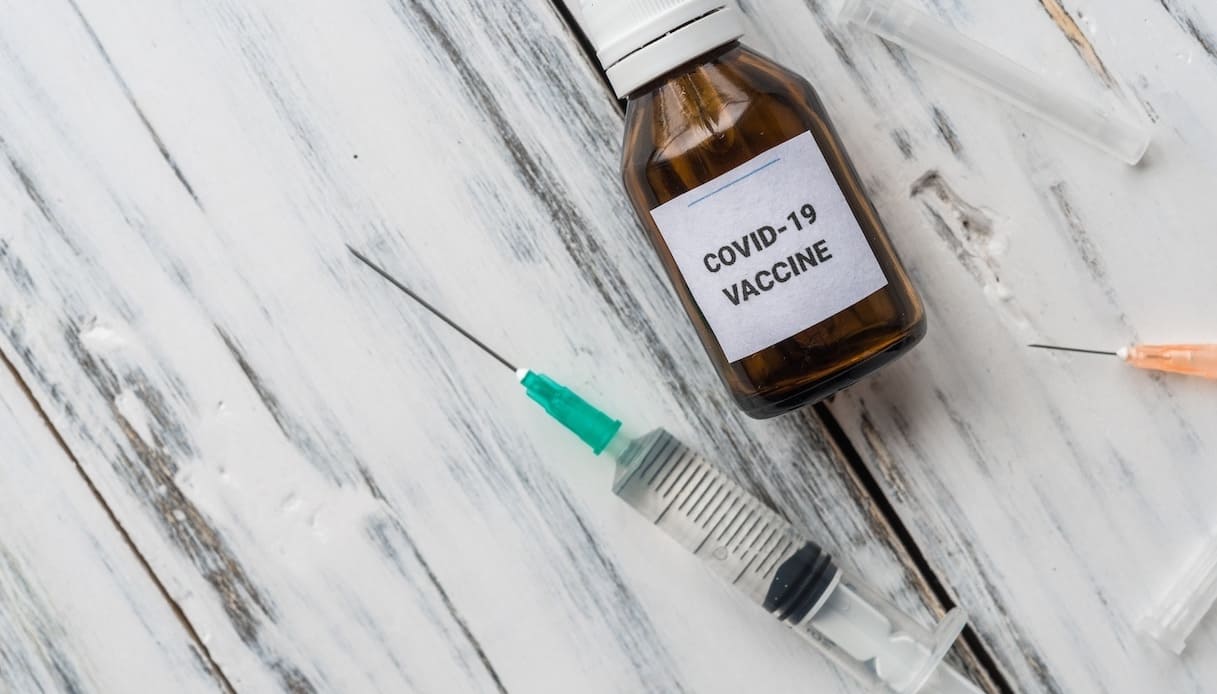 Vaccino, nuova scoperta su numero di dosi efficaci: cosa cambia in base all’età