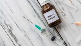 Vaccino, nuova scoperta su numero di dosi efficaci: cosa cambia in base all’età