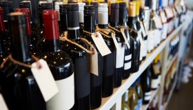 Bollino nero Ue al vino, “causa il cancro”: l’allarme in Italia