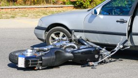 Auto e moto incidente