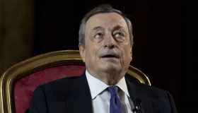 Obbligo mascherine ancora per un po’: ecco quando le toglieremo