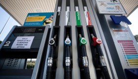 Benzina e diesel, calano i prezzi: quando scenderanno sotto i 2 euro al litro