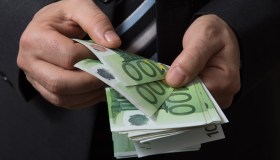 Bonus 100 euro in busta paga, cambiano i requisiti: a chi spetta