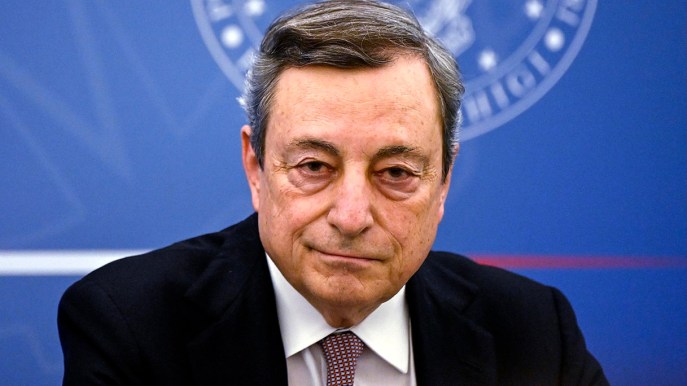 Governo, Conte congela la crisi: cosa ha chiesto a Draghi