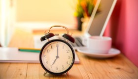 Tutti pronti per il cambio dell’ora? Quando torna l’ora solare (e quanto ci rimettiamo)