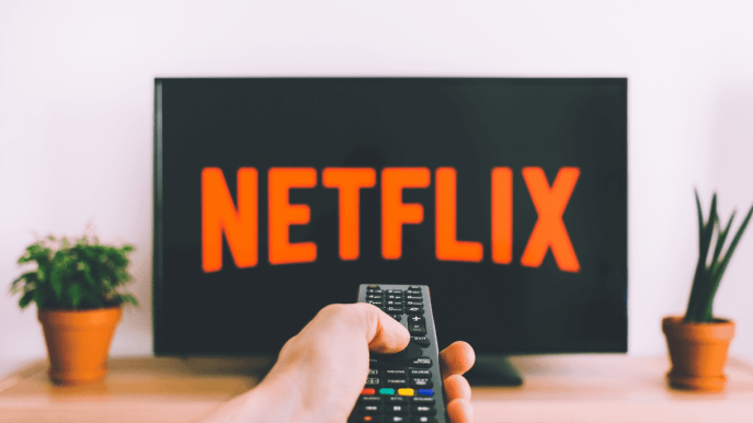 Netflix, si cambia: stop definitivo a abbonamento condiviso fuori dalla famiglia