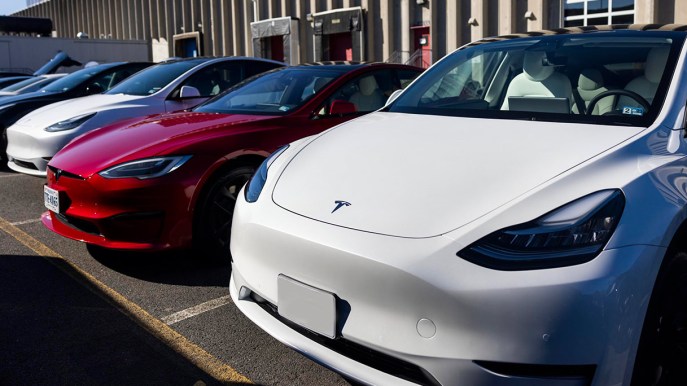 Tesla, maxi-richiamo per 362mila auto. Cosa sta succedendo