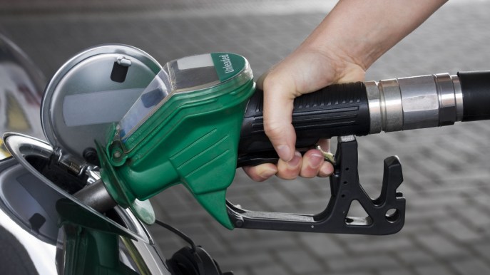Caro benzina e taglio accise: il piano del Governo