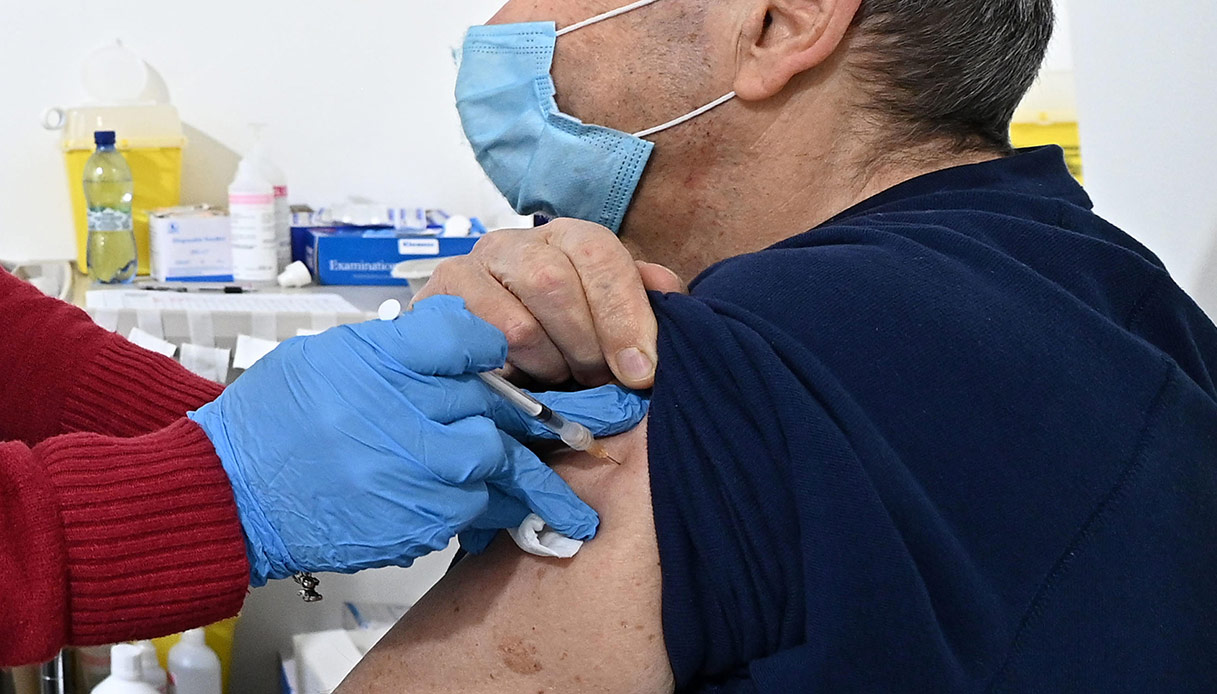 Vaccino Pfizer, il trucco delle dosi scadute: cosa sappiamo