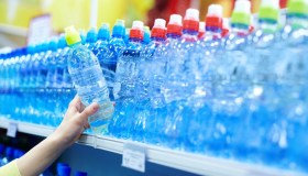 Acqua minerale ritirata dai supermarket: i lotti contaminati