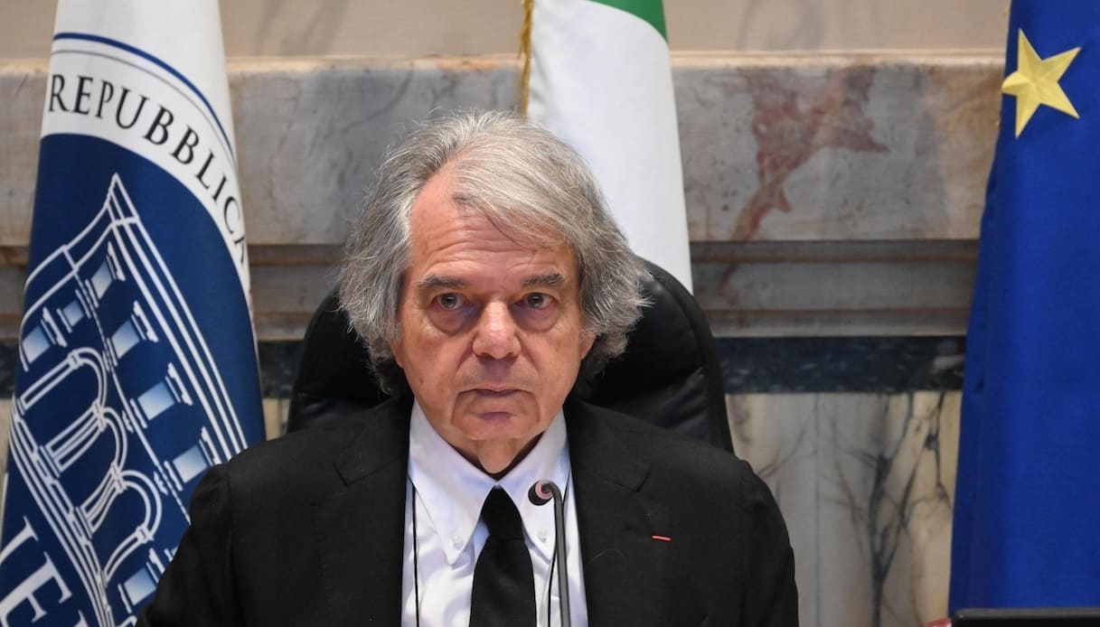 Mascherina sul lavoro, caos dipendenti pubblici: chi deve portarla