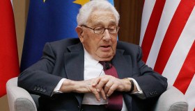 Kissinger svela come uscire dalla guerra: “Può finire in un solo modo”