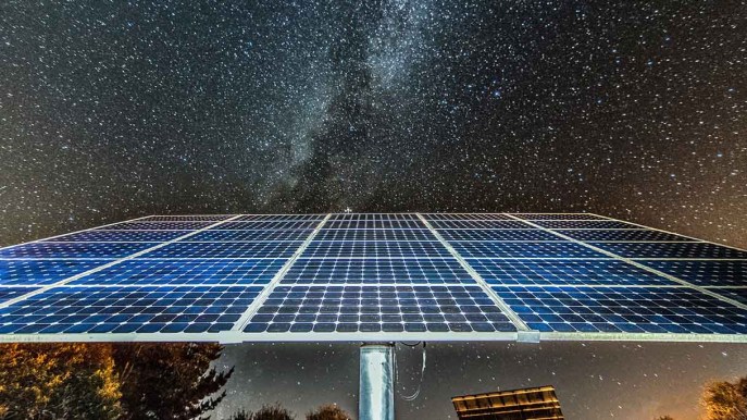 Arrivano i pannelli solari che producono energia anche di notte