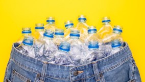 vestiti plastica economia circolare