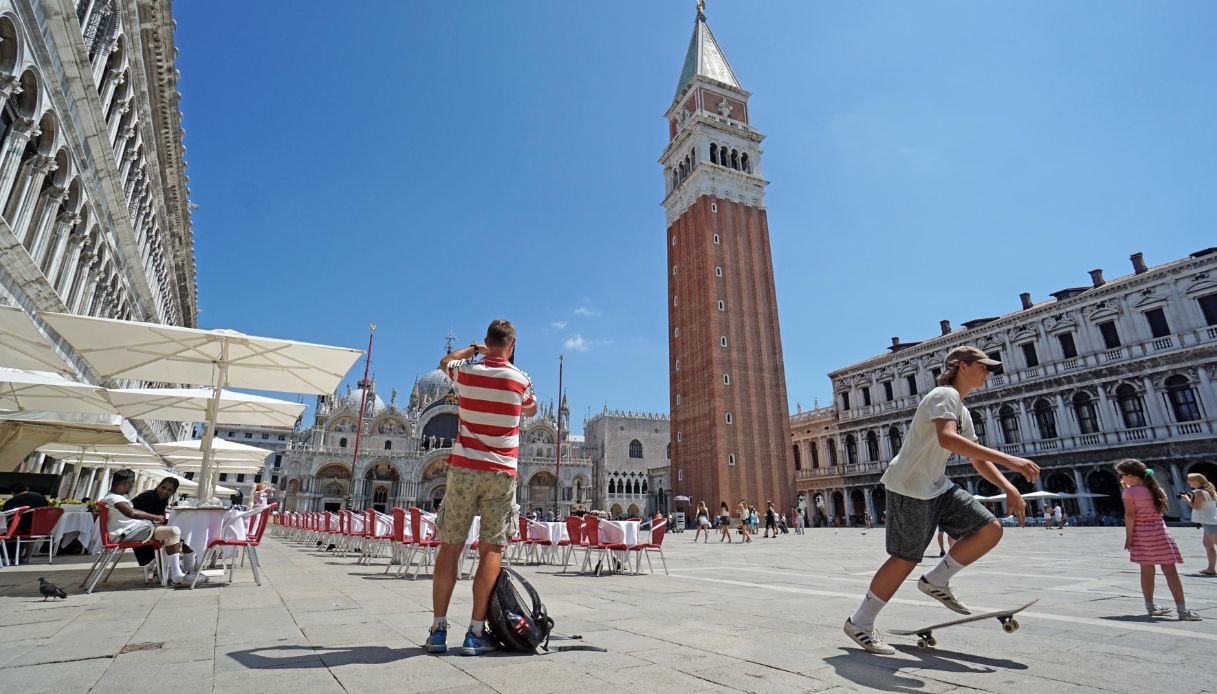 Venezia, spaghettata sullo storico pozzo: maxi multa ai turisti