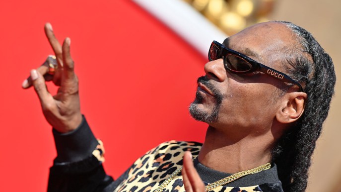 Inflazione, Snoop Dog aumenta lo stipendio al suo rollatore di spinelli