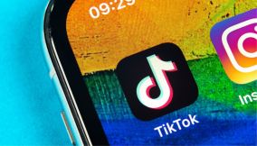 Parlare in corsivo, la nuova moda su TikTok: ma cosa vuol dire?