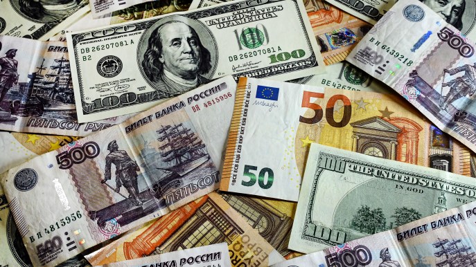 Il dollaro continua a rafforzarsi: euro sull’orlo della parità