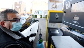 Benzina, gli erogatori parlano in dialetto: dove e perché