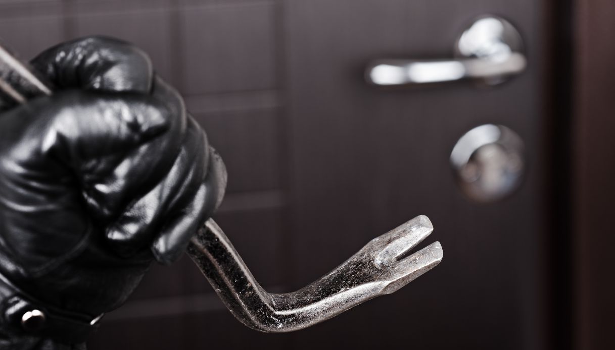 Come evitare i furti in casa durante le vacanze: i consigli