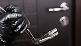 Come evitare i furti in casa durante le vacanze: i consigli