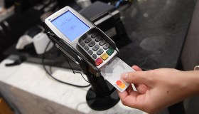 Rifiuta il pagamento col Pos: scatta la prima multa in Italia