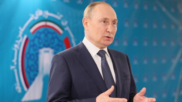 Putin ricatta l’Ue, le sanzioni allentate fanno discutere