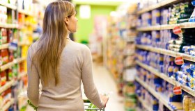 Allarme sulla spesa: il cibo costa di più ed è meno “trasparente”