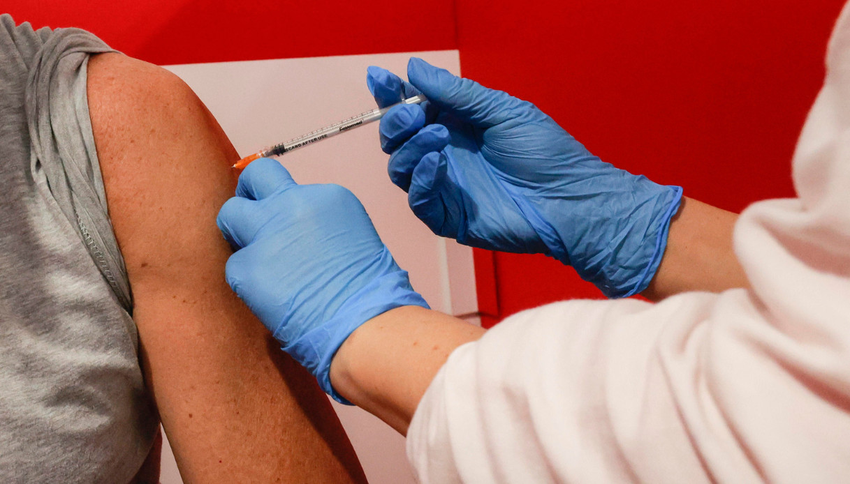 Covid, accertato nesso tra vaccino e trombocitemia: cos’è