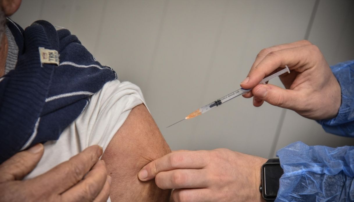 Quarta dose, da lunedì si amplia la platea: a chi conviene farla subito