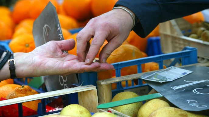 Inflazione, Legacoop-Prometeia: risparmi famiglie verso consumi