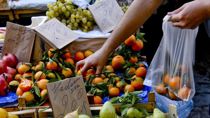 Istat: valore commercio aumenta su effetto inflazione, consumi in frenata