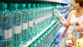 Perché manca l’acqua gassata nei supermercati e cosa sta succedendo