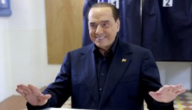 Berlusconi ribalta il tavolo, Meloni furiosa. Governo di nuovo in alto mare