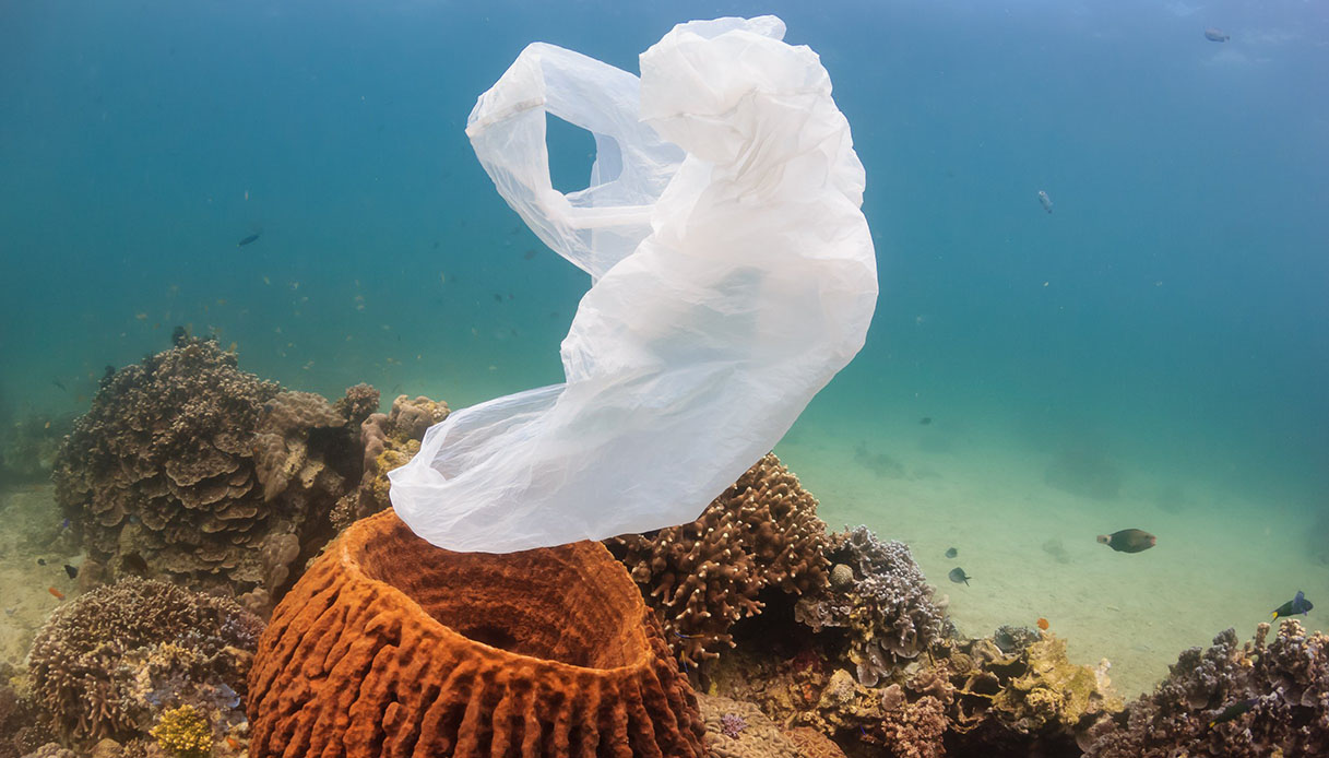 Come tracciare i rifiuti di plastica alla deriva nell’oceano