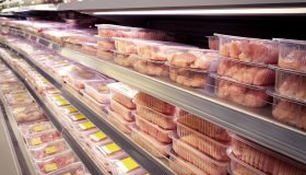 Allarme nei supermercati: “Un pollo su due è contaminato”