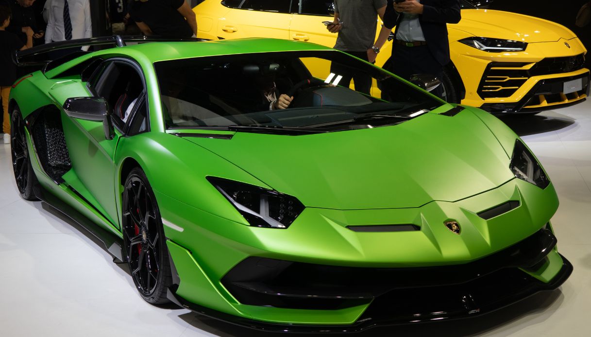 Aiuti Covid spesi per auto di lusso, scandalo in diverse zone d’Italia